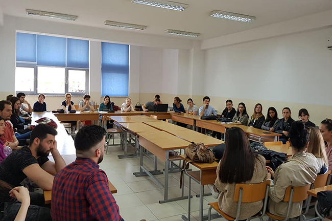 Rencontre entre les étudiant.es du Master 2 AUDE, et les étudiant.es du Département d’urbanisme de l'Université Polytechnique de Tirana, Albanie, avril 2019. © École d'Urbanisme de Paris.